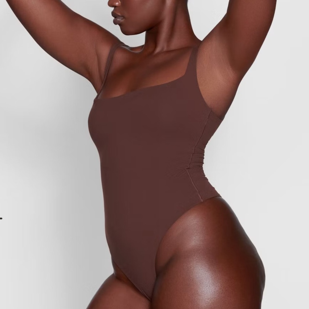 Skims Fits Everybody - SQUARE NECK BODYSUIT